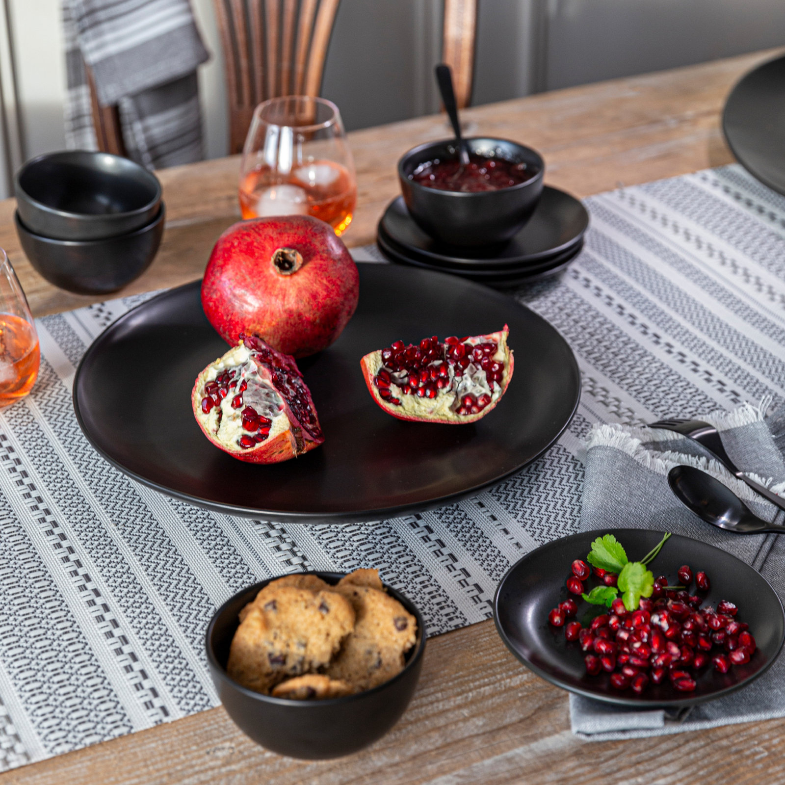 over&back Coupe Round Platter, Black