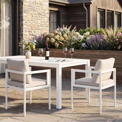 Chaise de patio toutes saisons 2 pièces, structure en aluminium blanc avec coussins en tissu beige, support de 300 lb, conception moderne pour les repas en plein air, structure facile à entretenir et stable, dimensions 23,99 po x 23,99 po