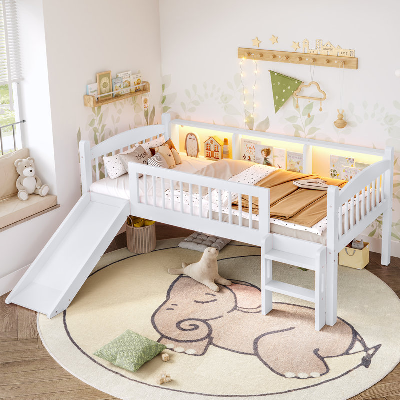 Lit mezzanine simple avec tablettes de rangement, structure en bois massif, lumières DEL et garde-corps pleine longueur, aucun sommier nécessaire, blanc