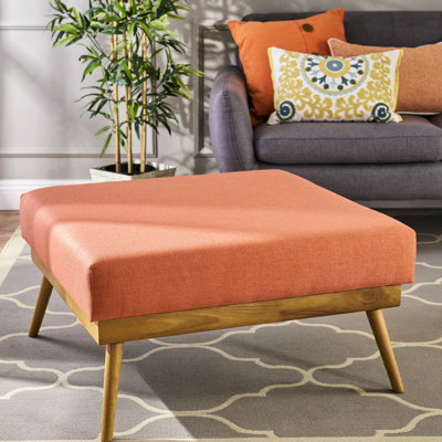 Mid-Century corail avec siège confortable et pieds robustes en tissu, idéal pour la détente des sièges supplémentaires