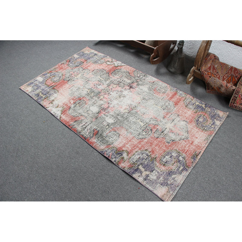 Tapis turc rouge et gris avec motif de chemin de fer antique rétro parfait pour la décoration de chambre à coucher et les thèmes orientaux orientaux