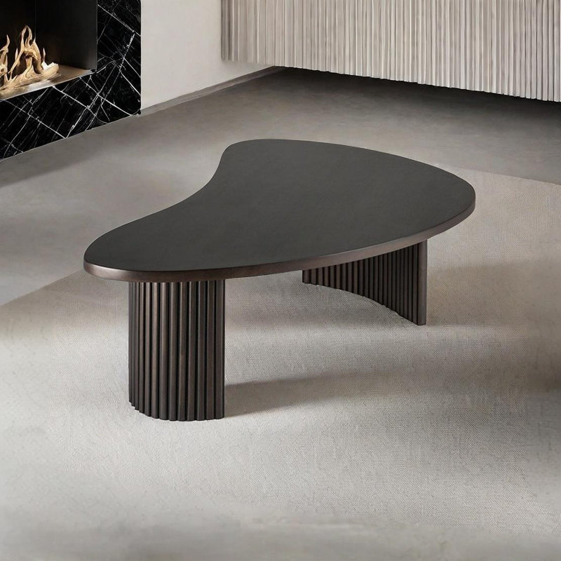 Une table basse en bois massif