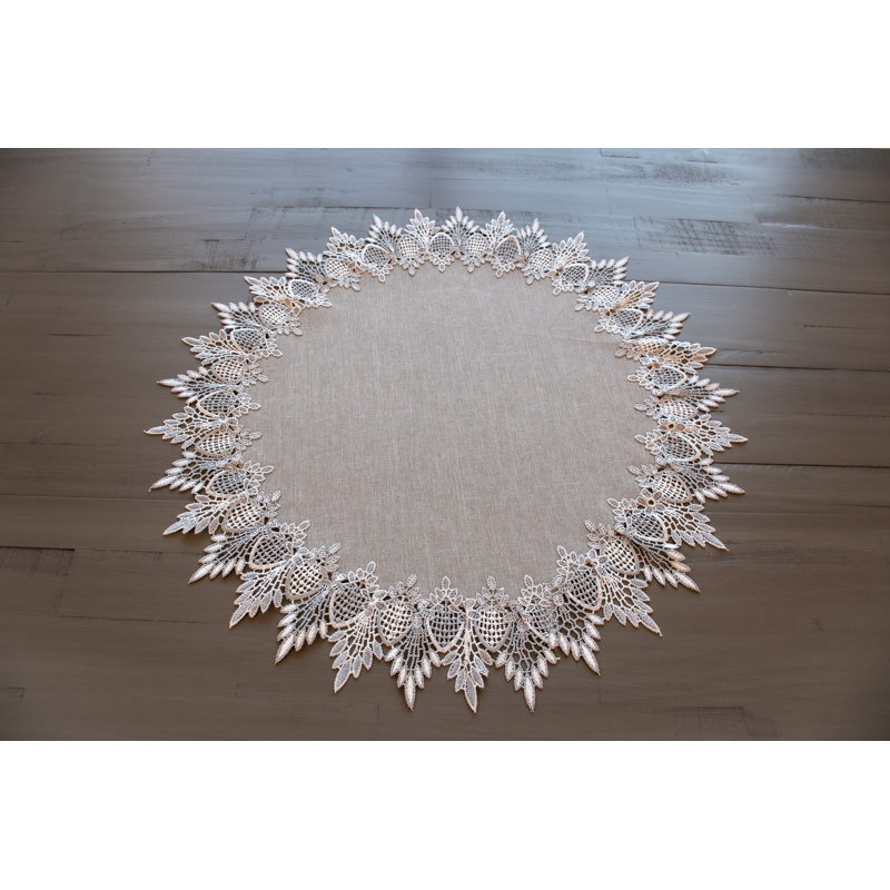 Grand napperon en dentelle argentée sur fond argenté Earth Tone (dessus de table rond de 24 po)