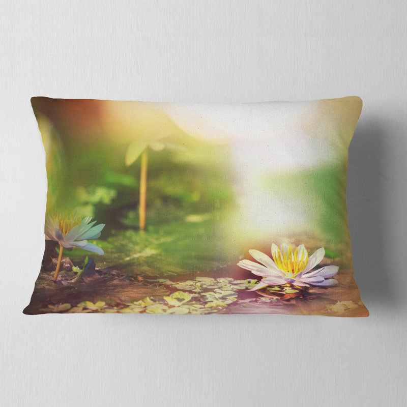 Fleurs de lotus sur fond vert - coussin à imprimé floral