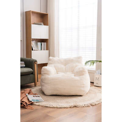 Chaise moderne et moelleuse en blanc - Ajoute du confort au salon. Le tissu améliore l'ambiance intérieure