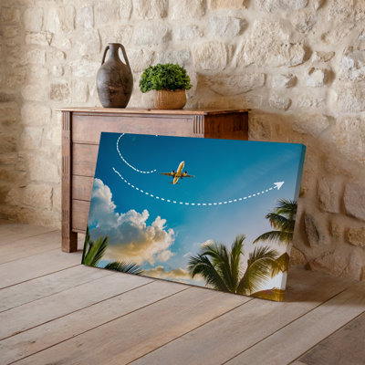 Toile, "Un ciel ensoleillé vibrant rempli de nuages blancs moelleux sert d'art en toile de fond pour un avion en vol capturé à mi-vol