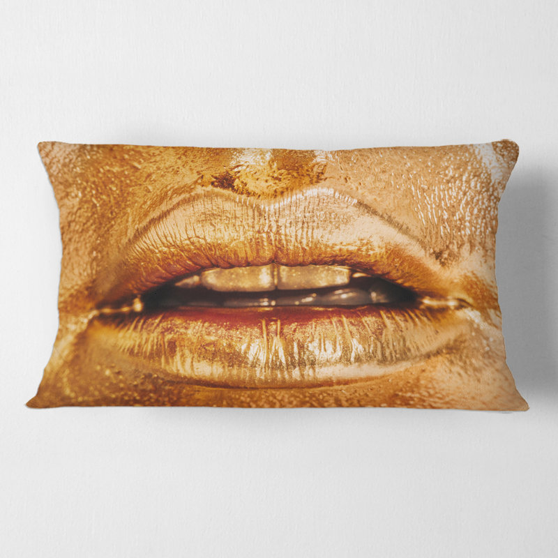 Gros plan sur une couverture et une housse de coussin rectangulaire