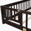 Lit plateforme au sol avec garde-corps et porte-552945676