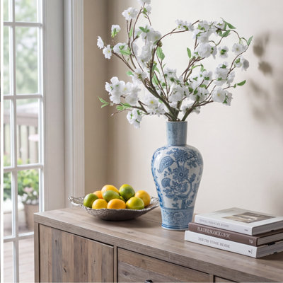 Vase en porcelaine bleue et blanche de 16,9 pouces de hauteur inspiré de la dynastie Ming