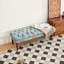 Chaise simple avec motif floral complexe et pieds en bois massif, idéale pour les intérieurs aux tons neutres, rose, mauve