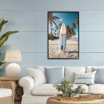 Giclée encadrée de planche de surf debout sur fond flou, design par LSR Design Studio