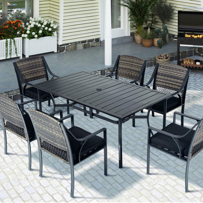 Ensemble de salle à manger d'extérieur 7 pièces 7 pièces, table en métal 63 po avec trou pour parasol et 6 chaises en osier de rotin avec coussins, meubles toutes saisons pour cour, jardin, bord de piscine, chaise