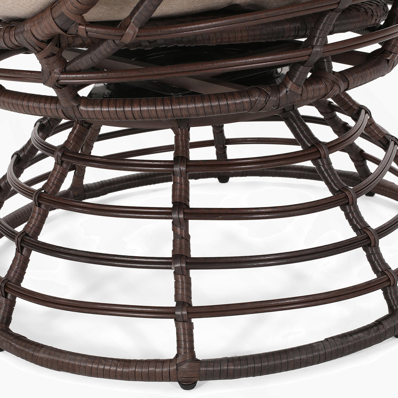 Charmante chaise pivotante en osier pour la détente et le style