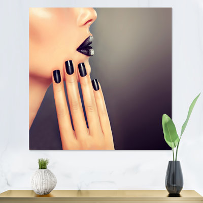 Visage de femme avec maquillage noir et manucure III - Impression sur toile