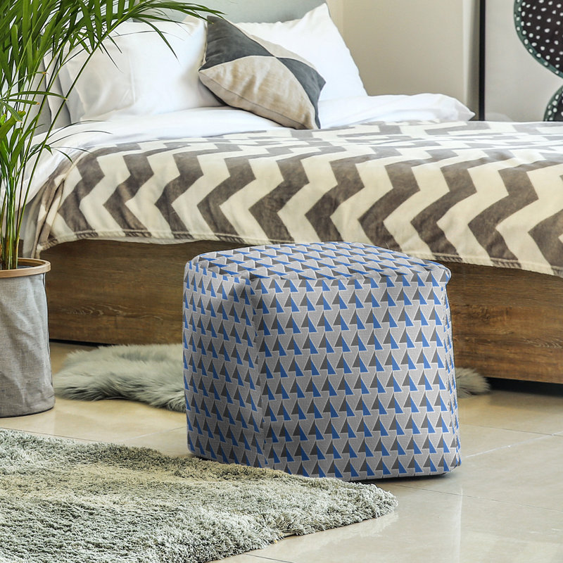 Repose-pieds cube à motif shifted arrows, Bleu, H 13 po x l 13 po x P 13 po