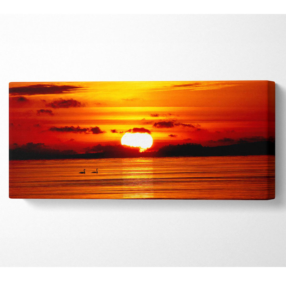 Schwäne auf dem orangefarbenen Ozean - Panorama-Kunstdrucke auf Leinwand - Wrapped Canvas