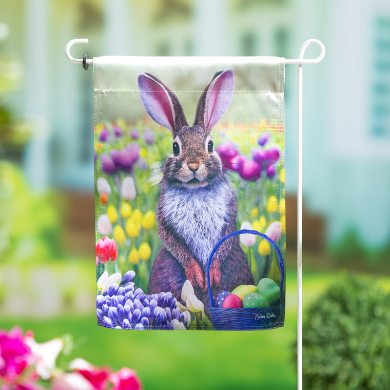 Lapin dans un champ de tulipes