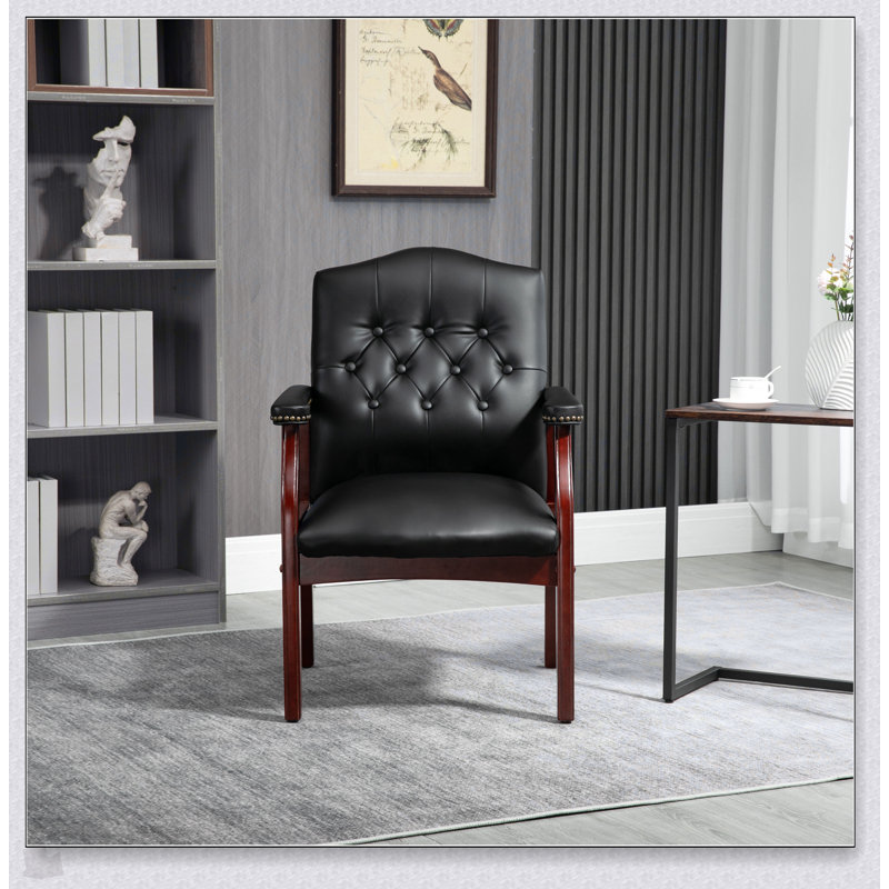 Chaise d'invité luxueuse en cuir avec siège et accoudoirs rembourrés, conception ergonomique à dossier moyen pour une assise de bureau confortable