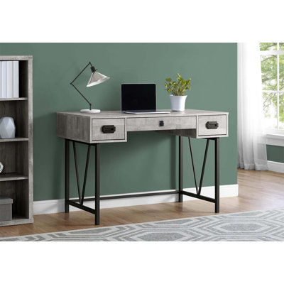Bureau d'ordinateur moderne en bois récupéré gris avec tiroirs de rangement et pieds en métal, idéal pour le bureau à domicile et les espaces compacts.