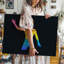 Reproduction d'art graphique sur toile représentant une figure humaine stylisée centrée sur un fond noir uni-1299399004