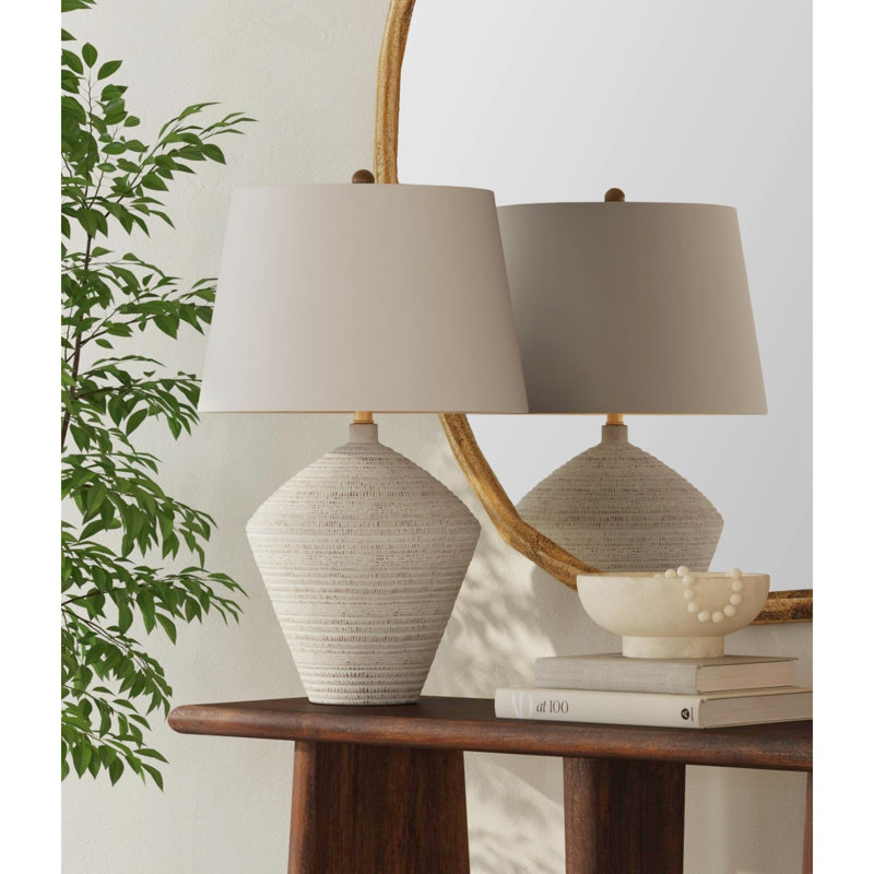 Lampe de table en béton Eclipse avec base texturée et abat-jour blanc, moderne