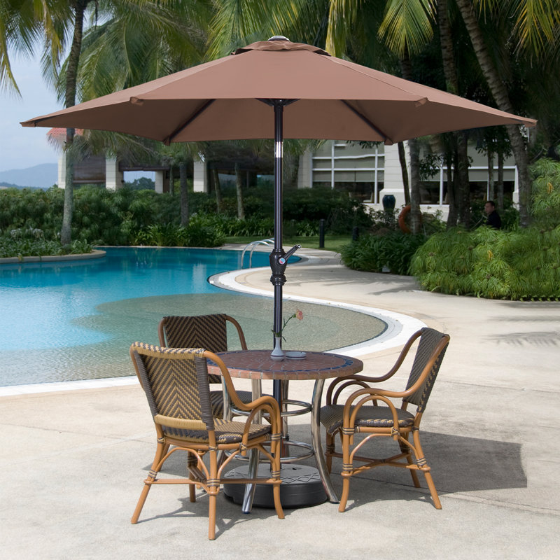 Parasol d'extérieur 7,5 pi avec base inclinable et manivelle incluse, Tanné