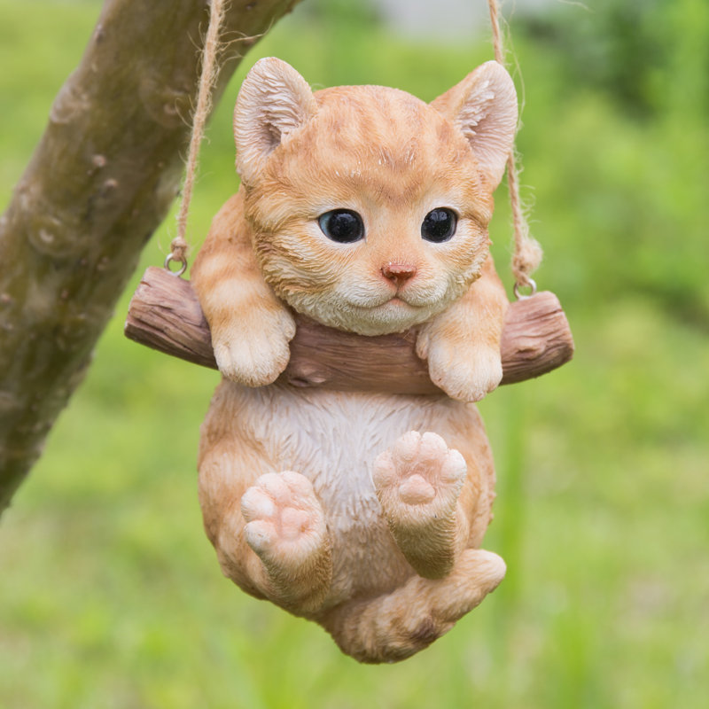Statue de chaton tabby suspendu