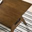 Table de bout en bois avec tablette - idéale pour l'intérieur de la maison Finition noyer brun moderne Mid-Century