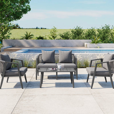 Sièges d'extérieur polyvalents en fer - 4 pour les patios, les pelouses, les jardins, les chaises rembourrées et la table pratique pour 4 personnes, dont 2 simples et 1 double.