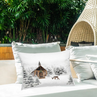 Coussin imprimé Winter Chapel par Jennifer Pugh