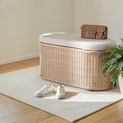 Banc de rangement en rotin naturel tressé Lénine conçu avec un couvercle relevable rembourré, une commode boho côtière pour la chambre à coucher, l'entrée ou le salon, forme ovale de 39 pouces au fini naturel