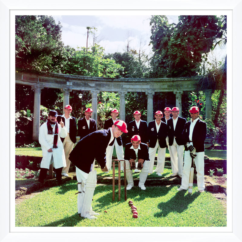 «Dapper Cricketer» par Slim Aarons - photographie, H 36 po x l 36 po x P 1,5 po, Cadre simple blanc