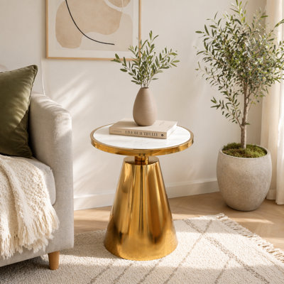 Table d'appoint moderne avec plateau en marbre blanc et structure en métal doré