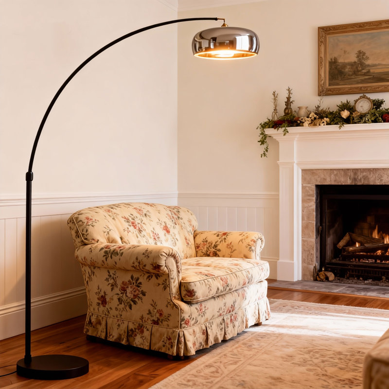 La lampe sur pied avec abat-jour en verre ambré avec un mât arqué au design moderne et minimaliste ajoute une atmosphère chaleureuse à l'espace.