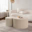 Table basse ronde en relief fabriquée à la main en bois avec piédestal robuste, parfaite pour les salons modernes et élégants