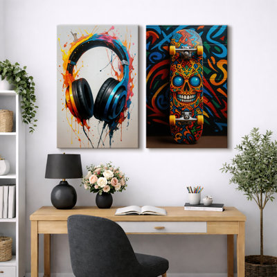 Casque coloré et œuvre de planche à roulettes