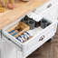 Îlot de cuisine mobile avec espace de rangement, abattant en bois massif blanc, généreux îlot roulant intérieur, blanc. Abondantes installations: tiroirs, armoires à 4 portes et support à épices. Comptoir extensible.