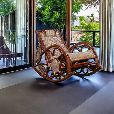 Chaise berçante élégante en rotin