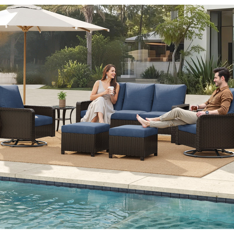 Tl Un canapé trois places + deux chaises pivotantes + deux repose-pieds + une table d'appoint