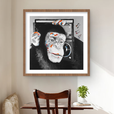 «Monkey Listening to Radio - Wildlife Musical», reproduction d'art encadrée