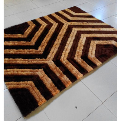 Tapis brun tissé à la machine