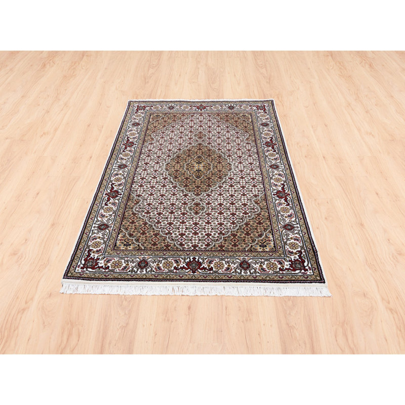 Tapis en laine et soie noué à la main 4 pi x 6 pi Tebraz Mahi BF6FC19D1AE845BF87990314411243AA