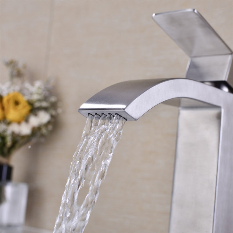 Robinet de lavabo de salle de bain à poignée simple avec bonde escamotable Waterfall, Nickel brossé