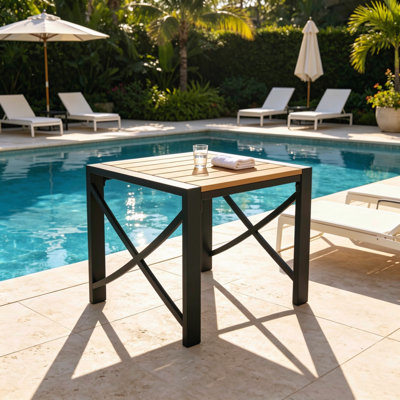 Table d'appoint extérieure carrée 18,9 pouces, table de bout robuste en fer avec plateau en bois HDPS résistant aux intempéries, meuble décoratif résistant à la rouille et aux rayons UV pour terrasse de jardin