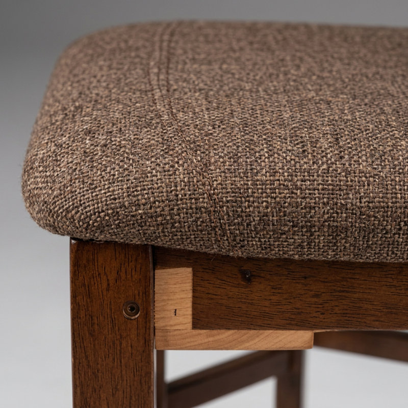 Ensemble de salle à manger rond 3 pièces en bois d'acajou et tissu lin, comprenant une table et des chaises à dossier à lattes.