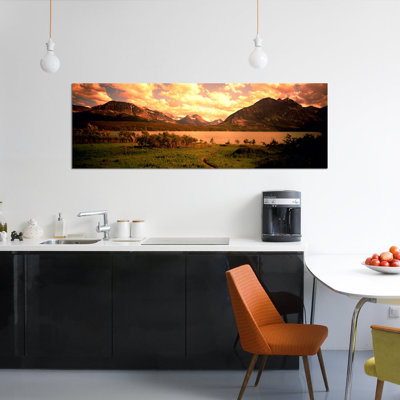 «Golden Sunset at Saint Mary Lake, Glacier National Park, Montana, USA», reproduction de photo sur toile