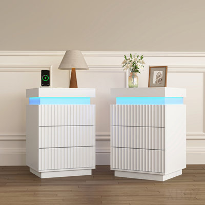 (Ensemble de 2) Table de chevet blanche, ensemble de 2 avec station de charge et lumières DEL, table de chevet à panneau ondulé cannelé avec rangement caché à plateau coulissant, table de chevet pour le salon de la chambre à coucher