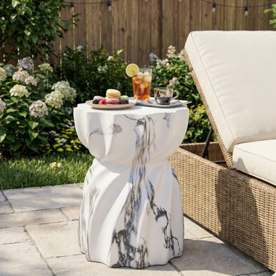 Table d'appoint en béton pour l'extérieur 19,29 po H, table de bout de patio avec motif cannelé sculptural, table d'appoint en forme de sablier résistante aux intempéries pour le jardin, le balcon et la piscine, faux marbre