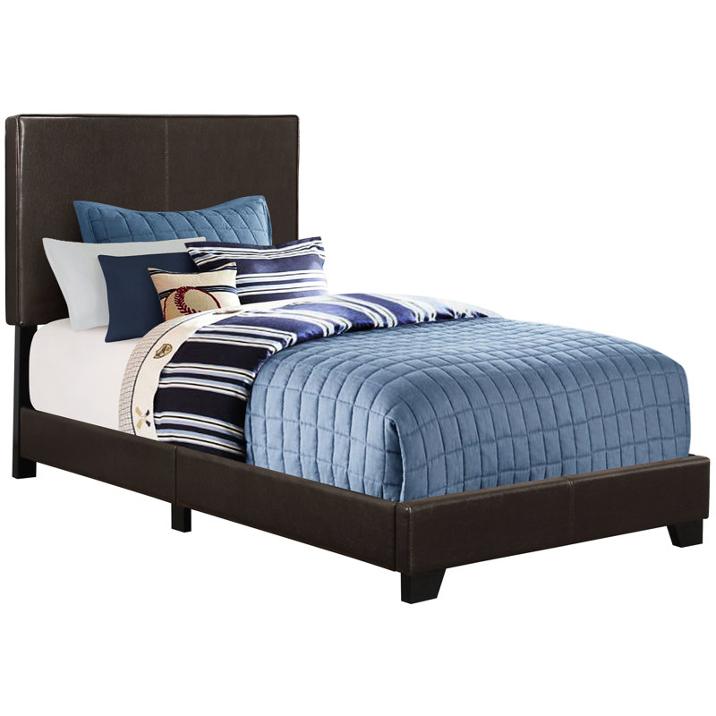 Lit simple brun pour un cadre de chambre à coucher invitant en similicuir foncé avec une conception à profil bas facile d'accès