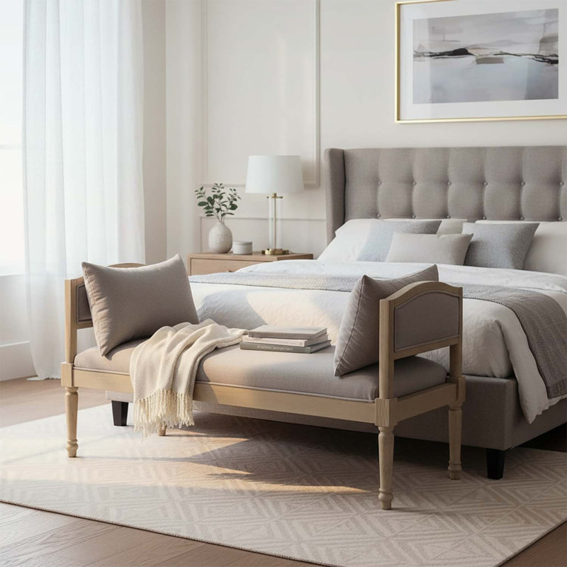 Banc rembourré classique avec pieds tournés et coussins latéraux, parfait pour les intérieurs de maison de campagne et modernes.